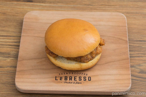 世界の山ちゃん監修チキンカツバーガー(幻の手羽先風味)【ローソン】斜め