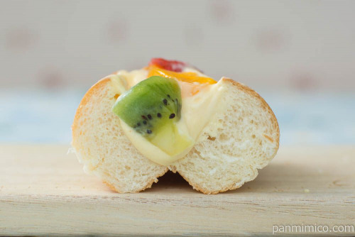 八天堂監修　おやつコッペ　とろけるかすたーど＆フルーツ【ローソン】断面