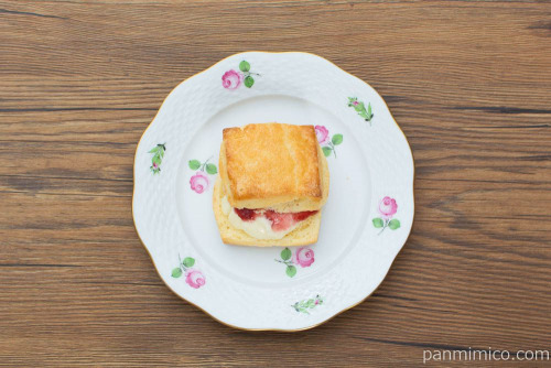 冷やして食べるスコーンサンド（クリームチーズ＆いちごソース）【ファミリーマート】上