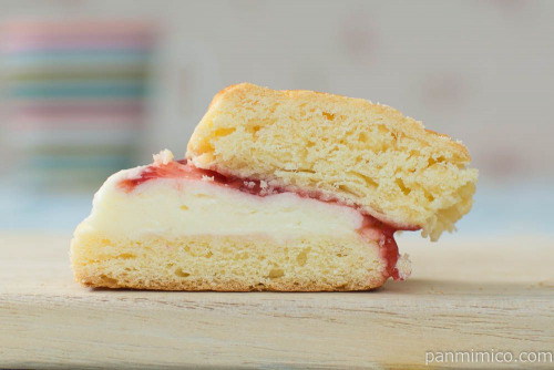 冷やして食べるスコーンサンド（クリームチーズ＆いちごソース）【ファミリーマート】断面