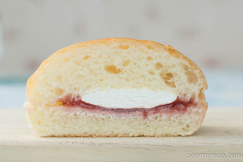 生ろぉるバーガー 苺&ホイップ【フジパン】断面