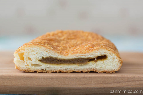 欧風カレーガヴィアル監修ビーフカレーパン【第一パン】断面