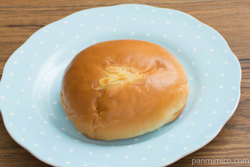 森のたまごのたっぷりクリームパン【第一パン】斜め