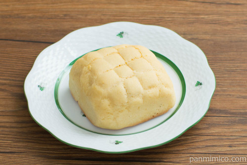 すみっコぐらし クリーム入りメロンパン【ヤマザキ】斜め