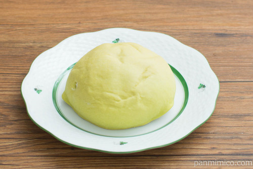 クリームぎっしりしっとりメロンパン【ローソン】斜め