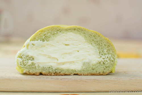 クリームぎっしりしっとりメロンパン【ローソン】断面