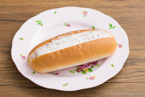 ICHIBIKO監修　 おやつコッペ　いちごみるく【ローソン】斜め