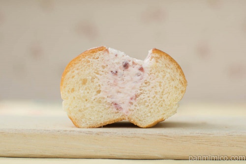 ICHIBIKO監修　 おやつコッペ　いちごみるく【ローソン】断面