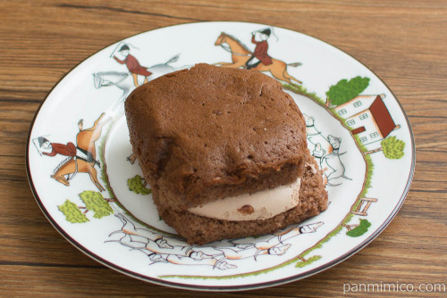 チョコ台湾カステラサンド(生チョコ&チョコホイップ)【ヤマザキ】斜め