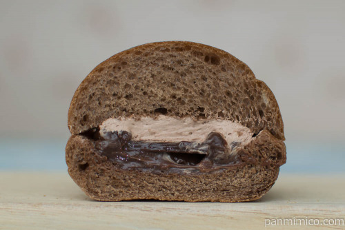 チョコづくしコッペパン【ファミリーマート】断面