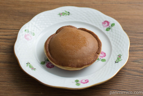 Uchi Café×ICHIBIKO　いちごみるくどらもっち【ローソン】斜め