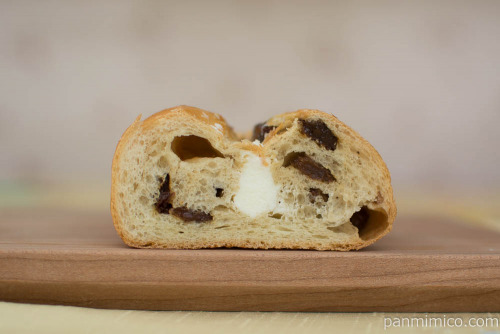 レーズンフランスパン【ヤマザキ】断面