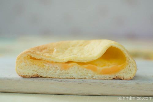 4種の濃厚チーズパン【ヤマザキ】断面
