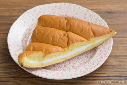 ふわふわミルクホイップクリームサンド【ローソン】斜め