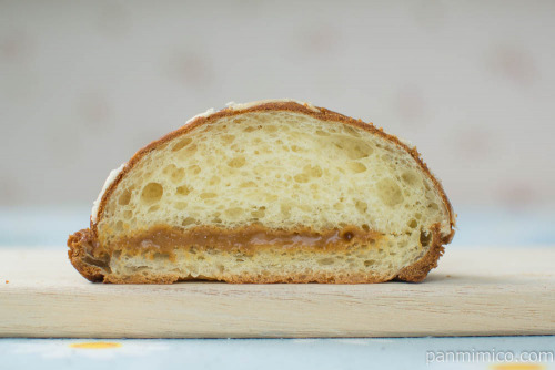 黒糖メロンパン きなこクリーム入り【セブンイレブン】断面