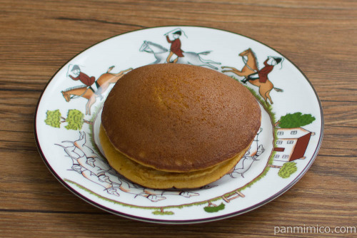 餅入り黒糖生どら【ファミリーマート】斜め