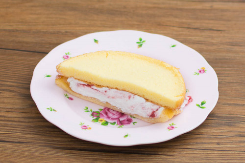 イチゴスペシャル風生ケーキ【ヤマザキ】斜め