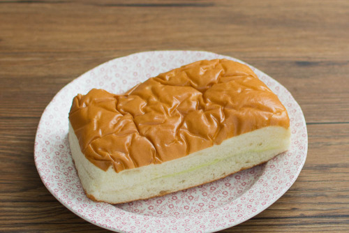 ふわふわ牛乳入りパン（メロンミルククリーム）【ヤマザキ】斜め