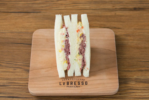 肉肉！こだわり2種のポテトサラダサンド【ローソン】斜め