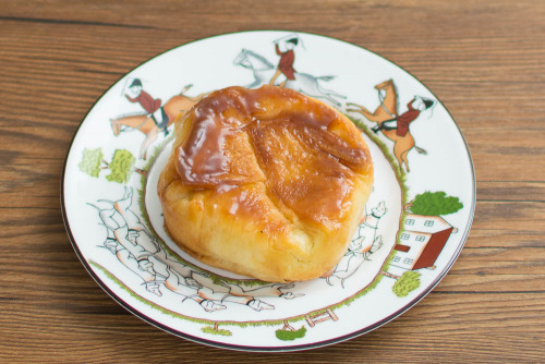 りんごのクイニーアマン　フランス産発酵バター【ローソン】斜め