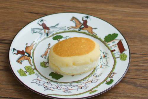 北海道チーズ蒸しケーキのチーズクリームサンド【ヤマザキ】斜め