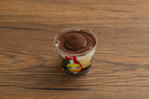 徳永純司シェフ監修　イタリアンティラミス【セブンイレブン】斜め