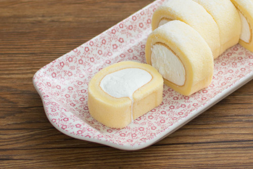 もち食感ロール　北海道産生クリーム入り【ローソン】斜め