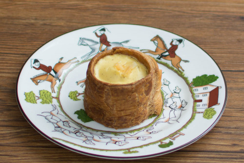 充ちるカスタードクリームのパイ【ローソン】斜め