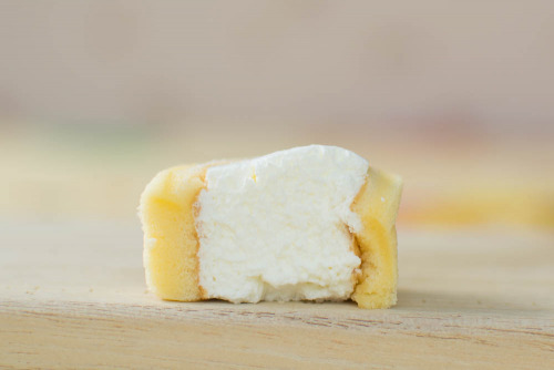 もち食感ロール　北海道産生クリーム入り【ローソン】断面