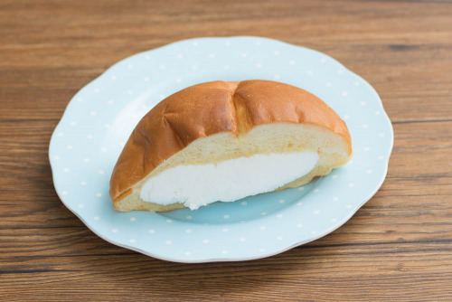 たっぷりホイップの牛乳パン（十勝産牛乳入りミルクホイップ使用）【ヤマザキ】斜め