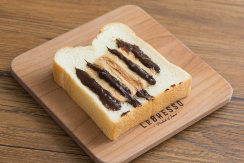 ダブルソフトのピーナッツクリーム＆チョコクリーム【ヤマザキ】斜め