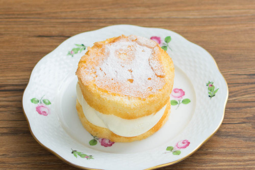 洋菓子屋さんのクリームたっぷり生シフォンケーキ【不二家】【ヤマザキ】斜め