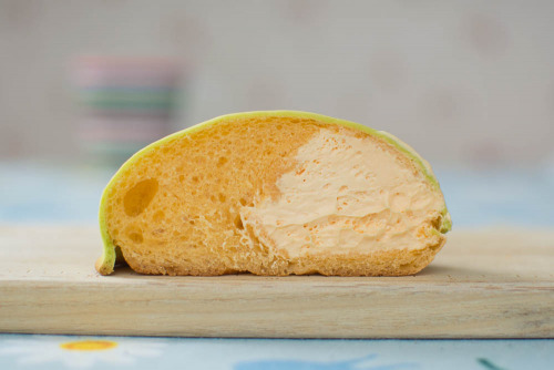 ぎっしり！！しっとりメロンパン赤肉メロンホイップ【ローソン】断面