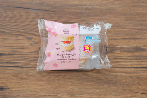 パンケーキバーガー（ストロベリー）【ファミリーマート】パッケージ