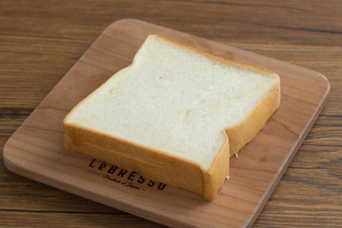 ７ＰＧ　北海道産小麦の金の生食パン　２枚入【セブンイレブン】斜め