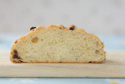 レーズンメロンパン（オールレーズン）【ヤマザキ】断面