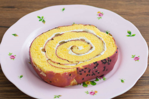 おいものロールケーキ（紅あずまのあん使用）【ファミリーマート】斜め