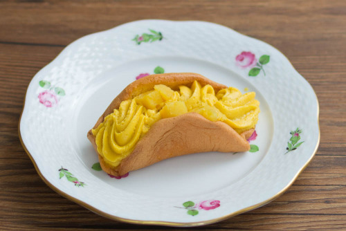 ふわふわケーキオムレット　さつまいも【ファミリーマート】斜め