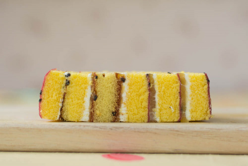 おいものロールケーキ（紅あずまのあん使用）【ファミリーマート】断面