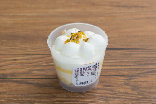 フロマージュパフェ【ファミリーマート】斜め