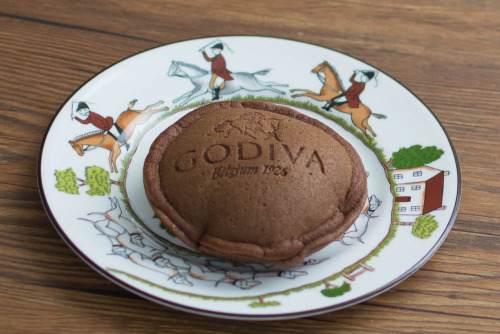 Uchi Café×GODIVA　どらもっち　ドゥーブルショコラ【ローソン】斜め