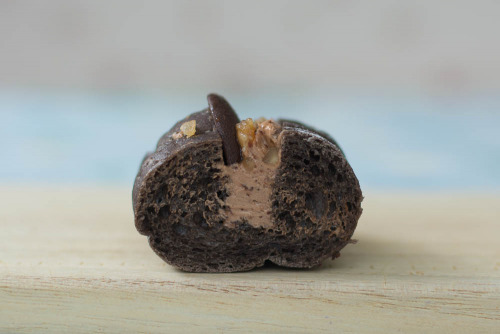 GODIVA ノワアマンドショコラサンド【ローソン】断面