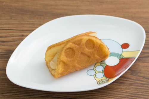 ふんわりワッフル(りんご＆キャラメル) 北海道産牛乳使用【ヤマザキ】斜め