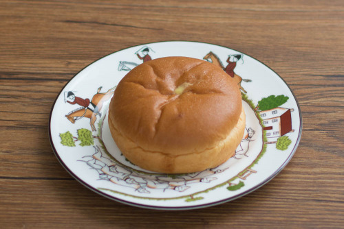 牛乳と卵のカスタードクリームパン【ヤマザキ】斜め