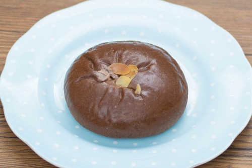 チョコづくしのショコラオランジュクリームパン【ヤマザキ】斜め