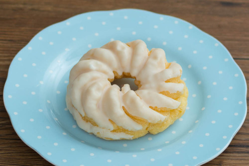 フレンチクルーラー(ミルキーホイップ)【ヤマザキ】斜め