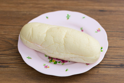 白いコッペパン（あまおう苺ホイップクリーム）【ヤマザキ】斜め