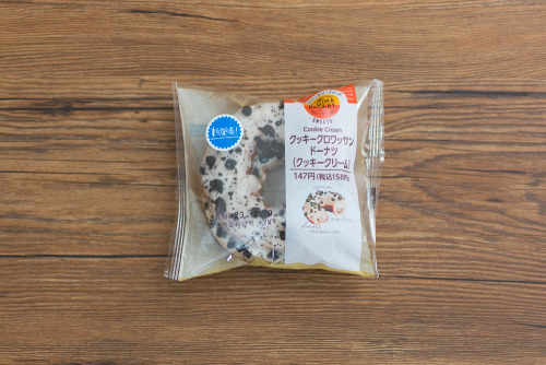 クッキークロワッサンドーナツ（クッキークリーム）【ファミリーマート】パッケージ