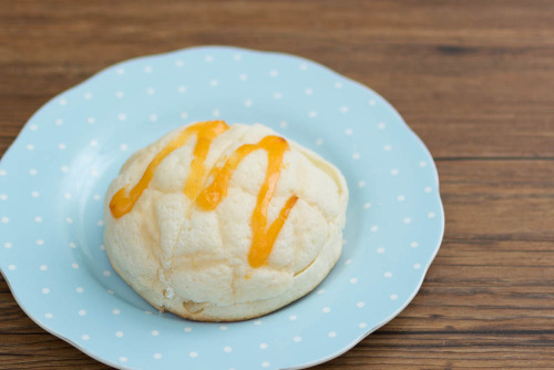 チーズメロンパン　ホイップ＆チーズクリーム【ローソン】斜め