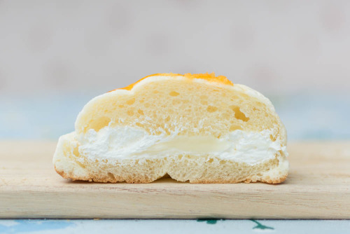チーズメロンパン　ホイップ＆チーズクリーム【ローソン】断面
